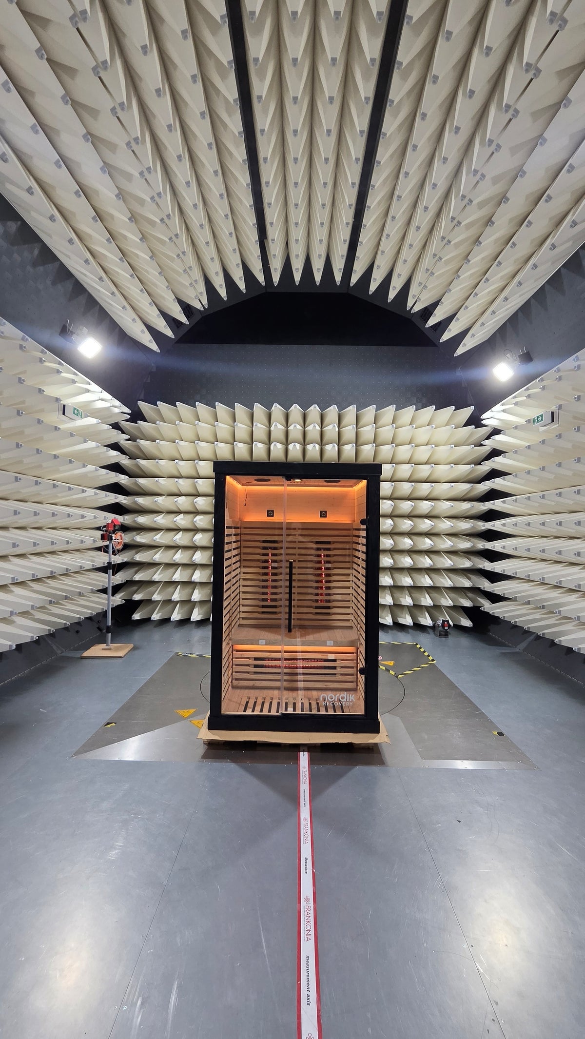 Mesure de CEM faibles effectuée à l’intérieur d’un sauna infrarouge Nordik Recovery
